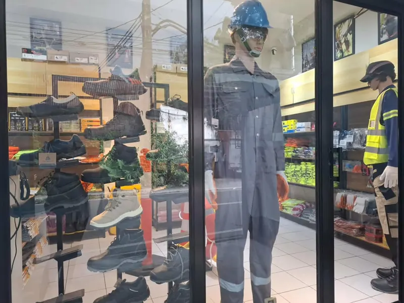 Vitrine avec tenues de travail et chaussures de sécurité